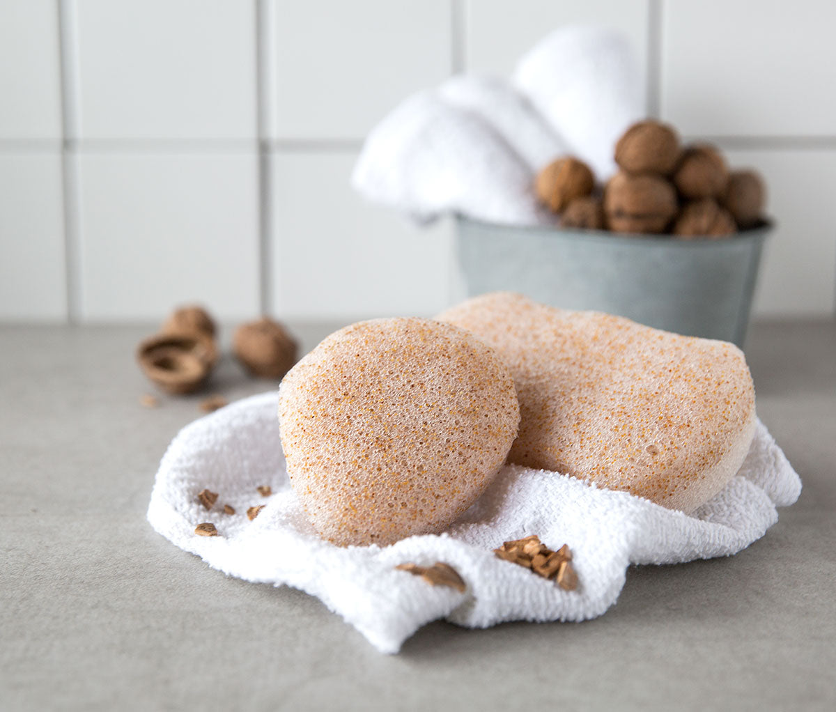 Organic Konjac svamp - til ansigt - Walnut shell - ekstra peelende